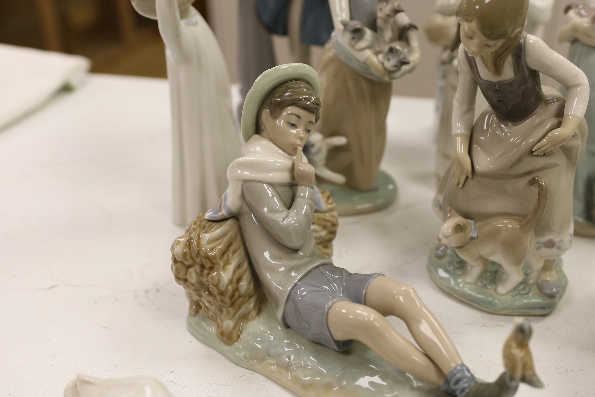 A collection of Lladro figurines (19)